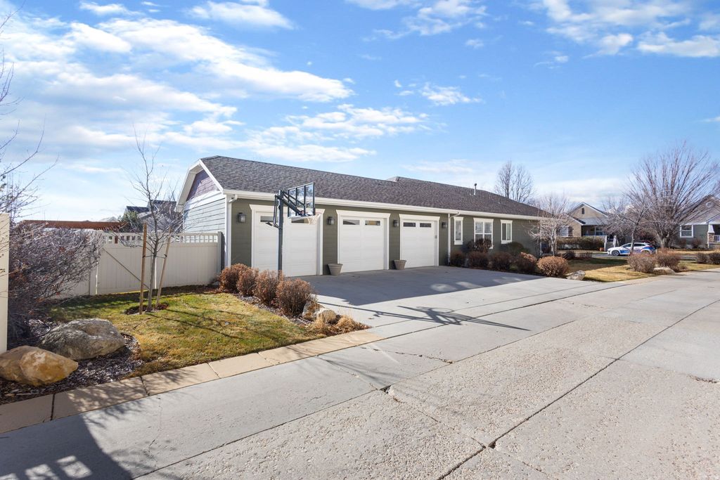 Photo of 11381 S SKYLUX AVE, South Jordan, UT 84009 (MLS # 2141116)