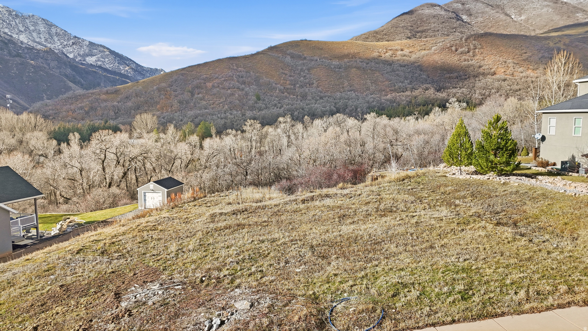 WHISPER RIDGE - Land