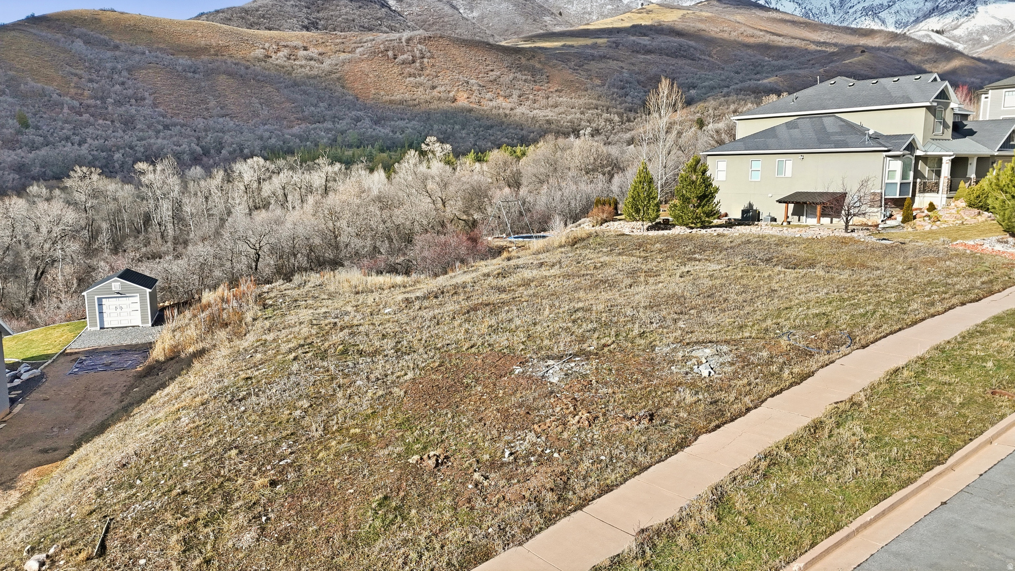 WHISPER RIDGE - Land