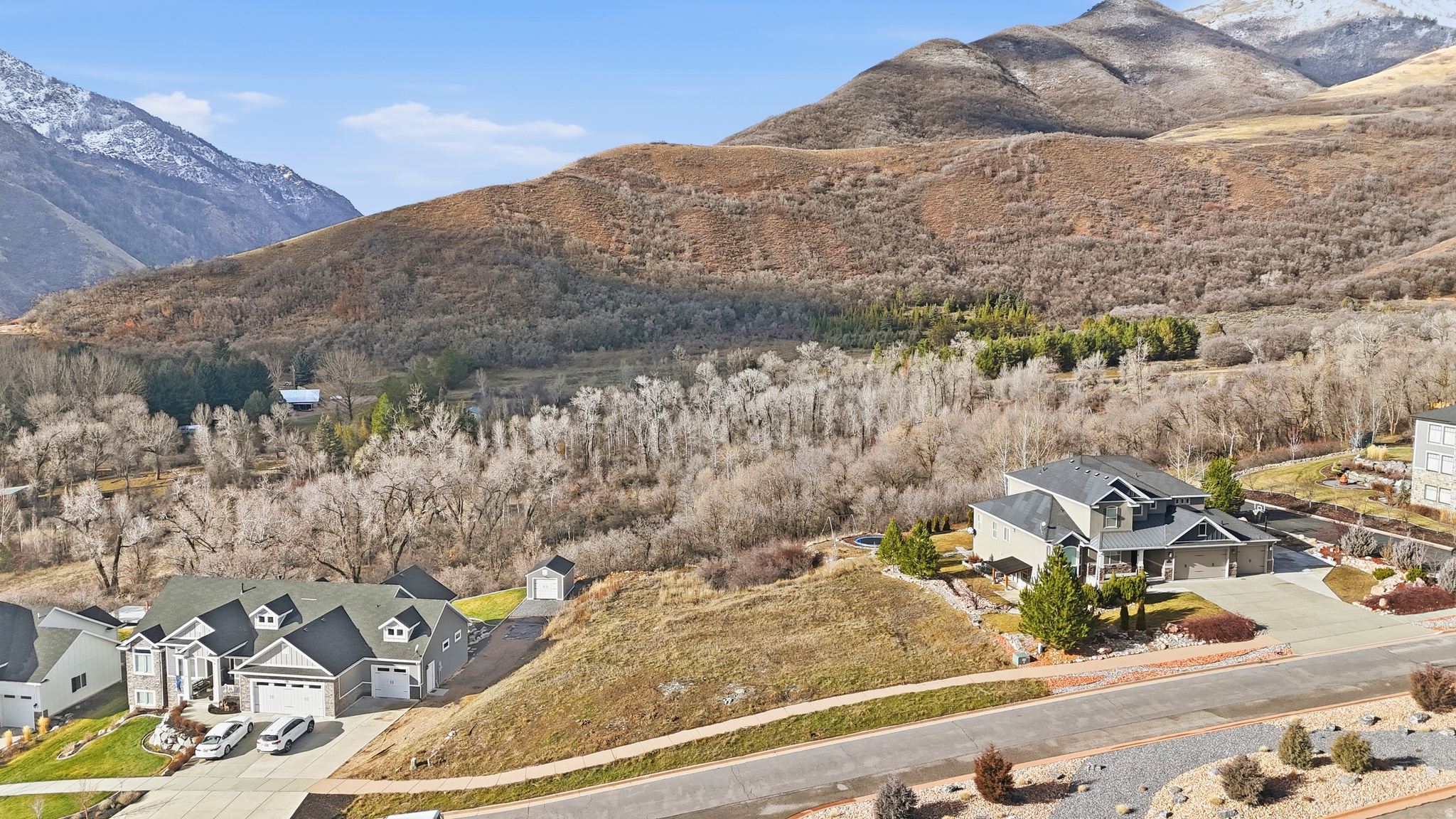 WHISPER RIDGE - Land