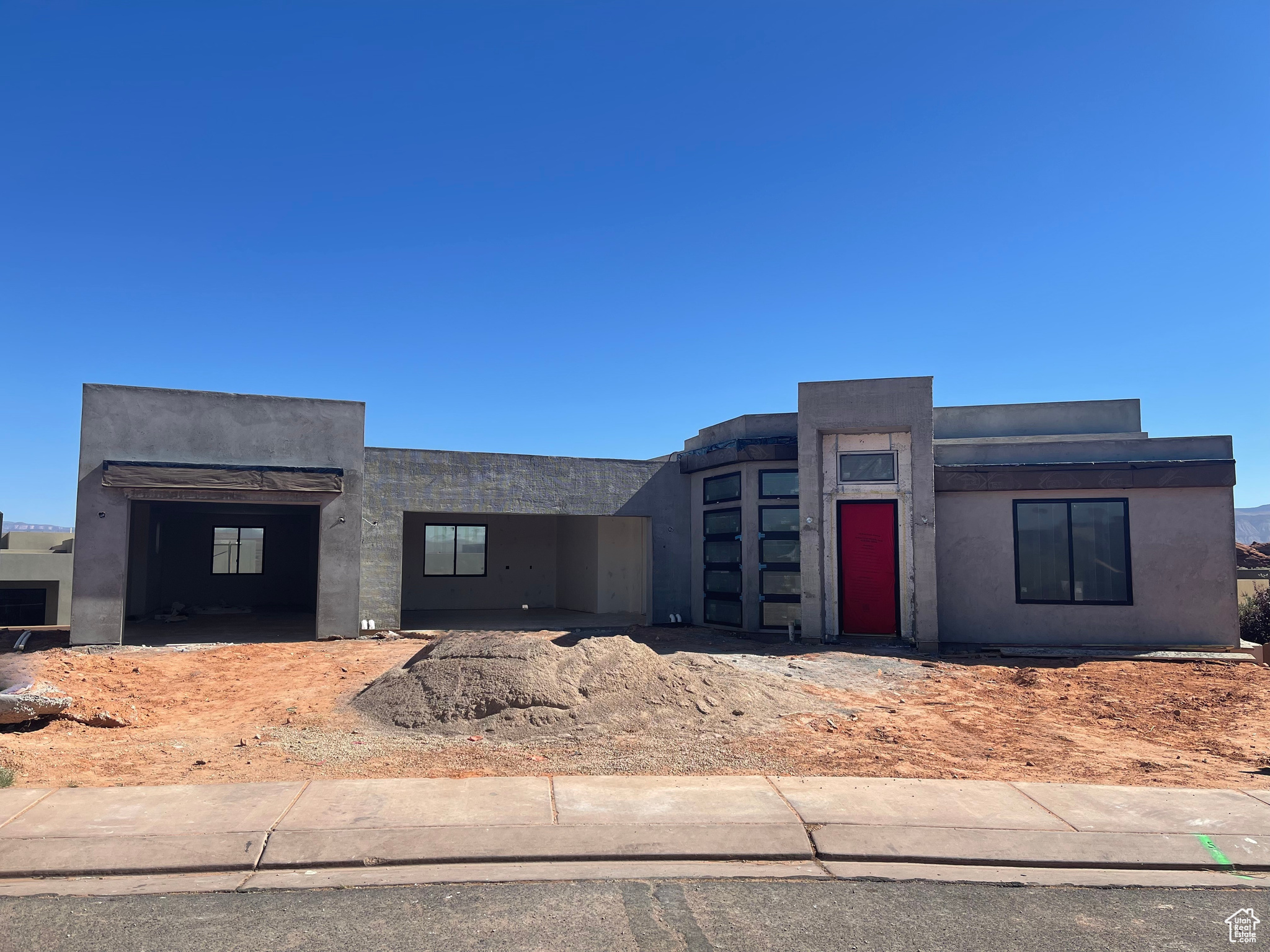 Modern 4-bed, 4-bath home with a walkout basement, located near Sand Hollow Resort. Enjoy sleek design, open living spaces, and stunning views in a prime location-perfect for relaxing or entertaining in Southern Utah's adventure hub.