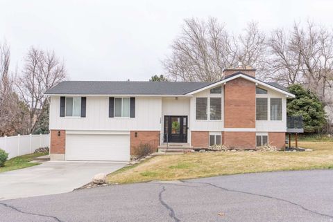 Homes For Sale - 732 Sheringham Ct<br/> Farmington, UT 84025