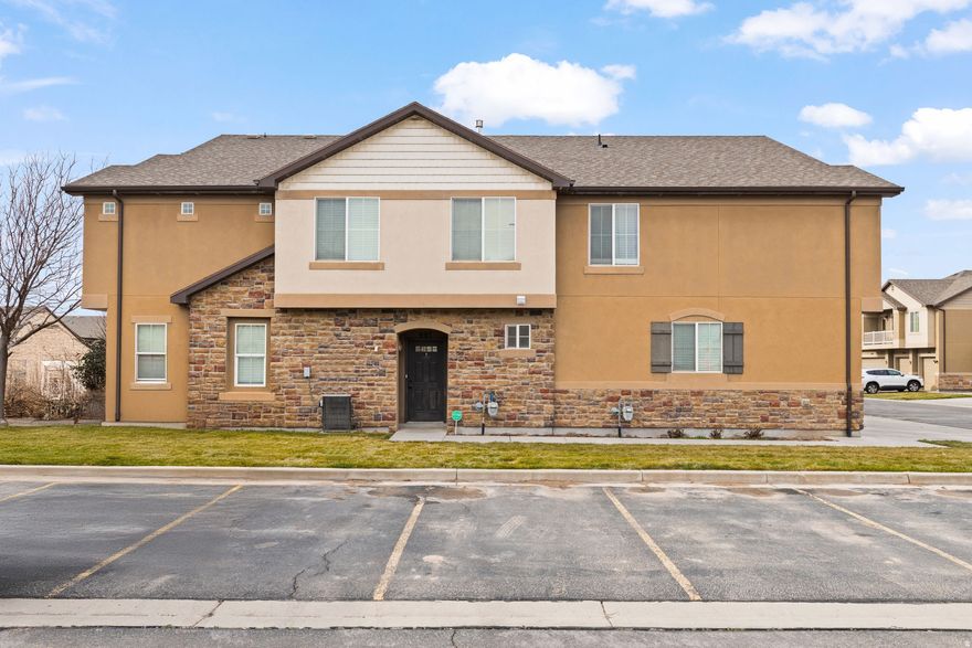 Fall in love with this Foxboro North 3-bed, 2.5-bath townhome-bright living, dreamy primary suite, private patio, attached 1-car garage, and LOW HOA! Great amenities: 3 pools, hot tub, gym, trails, courts. Assumable VA loan 2.875%! Close to Legacy Park.