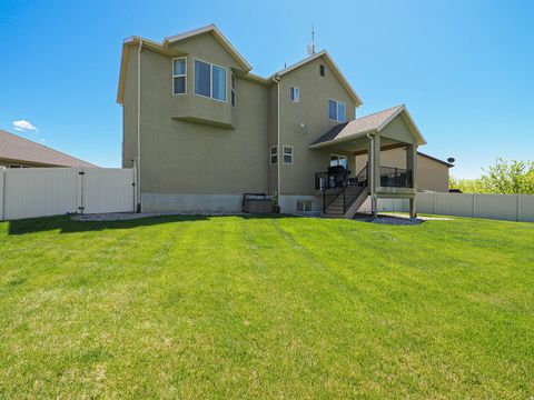Tiny photo for 879 W SADDLEBROOK DR, Kaysville, UT 84037 (MLS # 2153526)