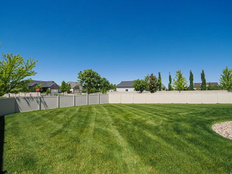 Tiny photo for 879 W SADDLEBROOK DR, Kaysville, UT 84037 (MLS # 2153526)