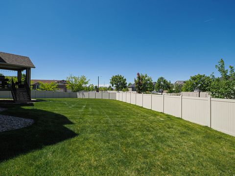Tiny photo for 879 W SADDLEBROOK DR, Kaysville, UT 84037 (MLS # 2153526)