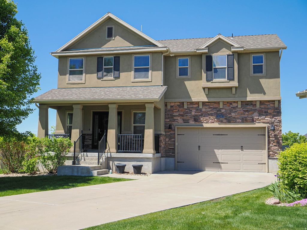 Photo of 879 W SADDLEBROOK DR, Kaysville, UT 84037 (MLS # 2153526)
