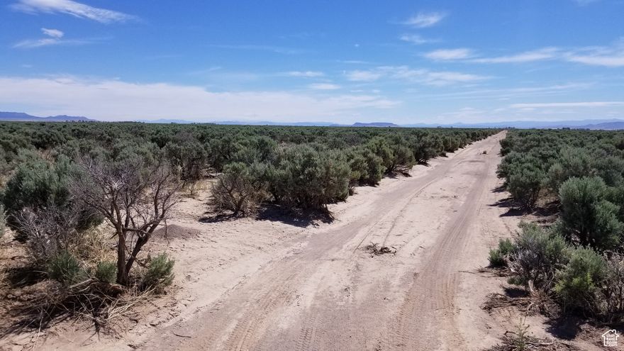 Great level lot located just off a county maintained road. Use this off grid getaway for camping, RV and simply relaxing.  Best Map:   https://www.google.com/maps/d/edit?mid=1FVV5UOcrR0jku8lnQ4ro2DbjUdfn67Yh&ll=37.77291809250132%2C-113.750081298044&z=18