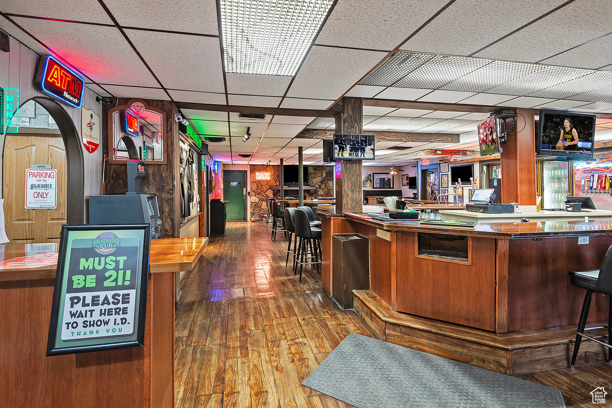 Main image without alt text