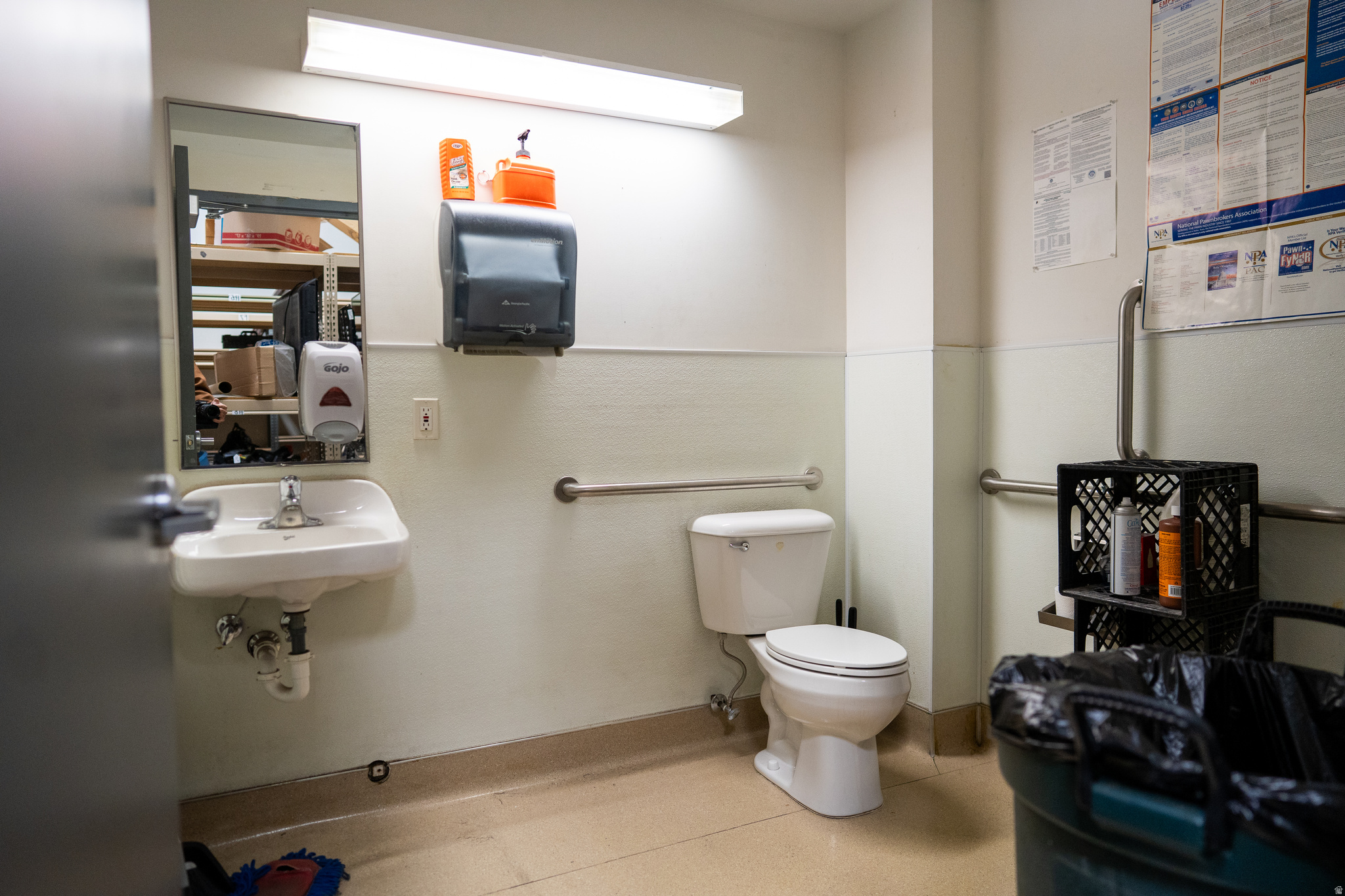 Main image without alt text