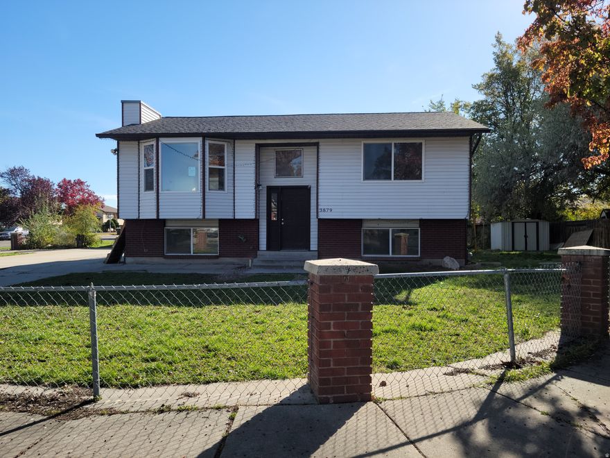 Total remodeled interior with neutral colors. upstairs has 2 bedrooms , 1 full bathroom, and a large living room. Downstairs has additional 2 bedrooms, 1 full bath and a family room. Move-in ready. home also has a tankless water heater. Square footage figures are provided as a courtesy estimate only. Buyer is advised to obtain an independent measurement.