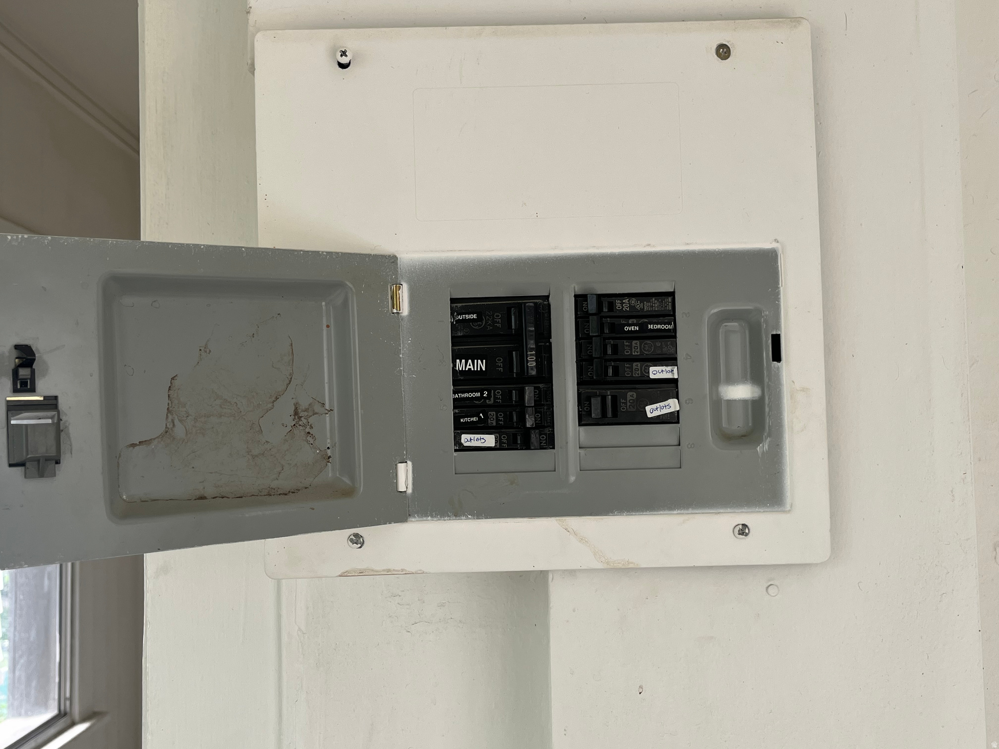 Main image without alt text