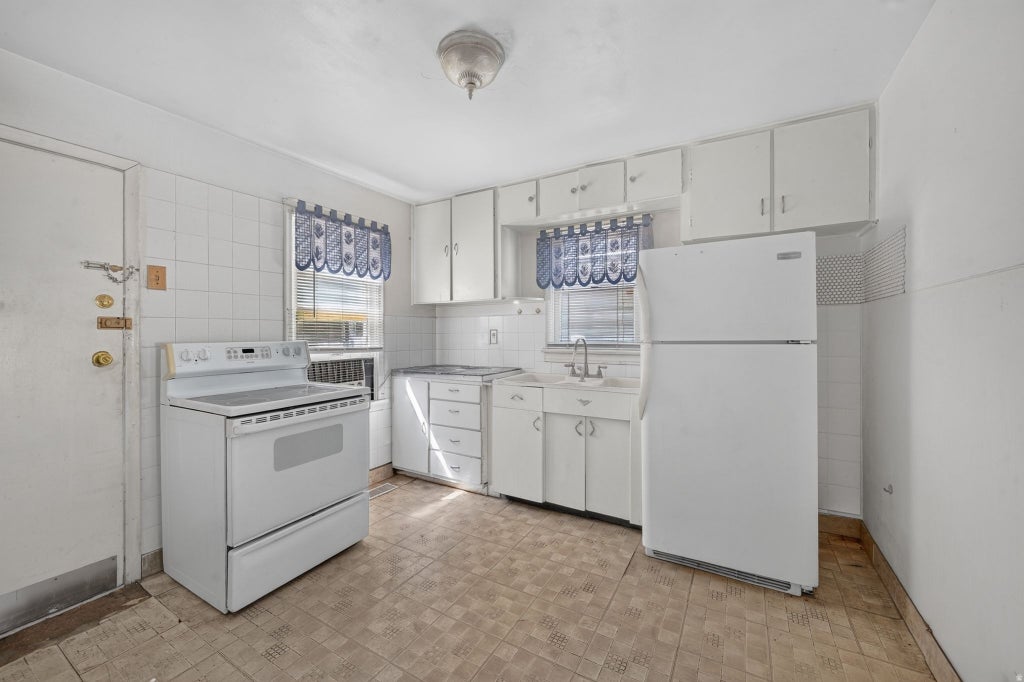 Photo of 236 N 900 W, Salt Lake City, UT 84116 (MLS # 2184155)