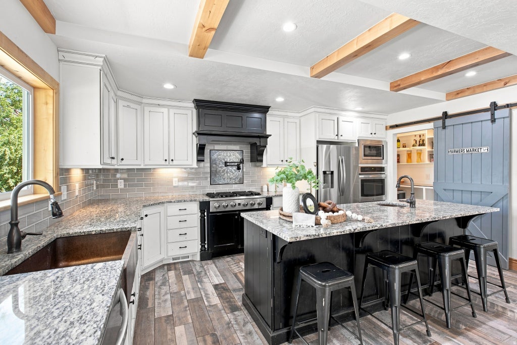 Photo of 1304 N 150 E, Springville, UT 84663 (MLS # 2183427)