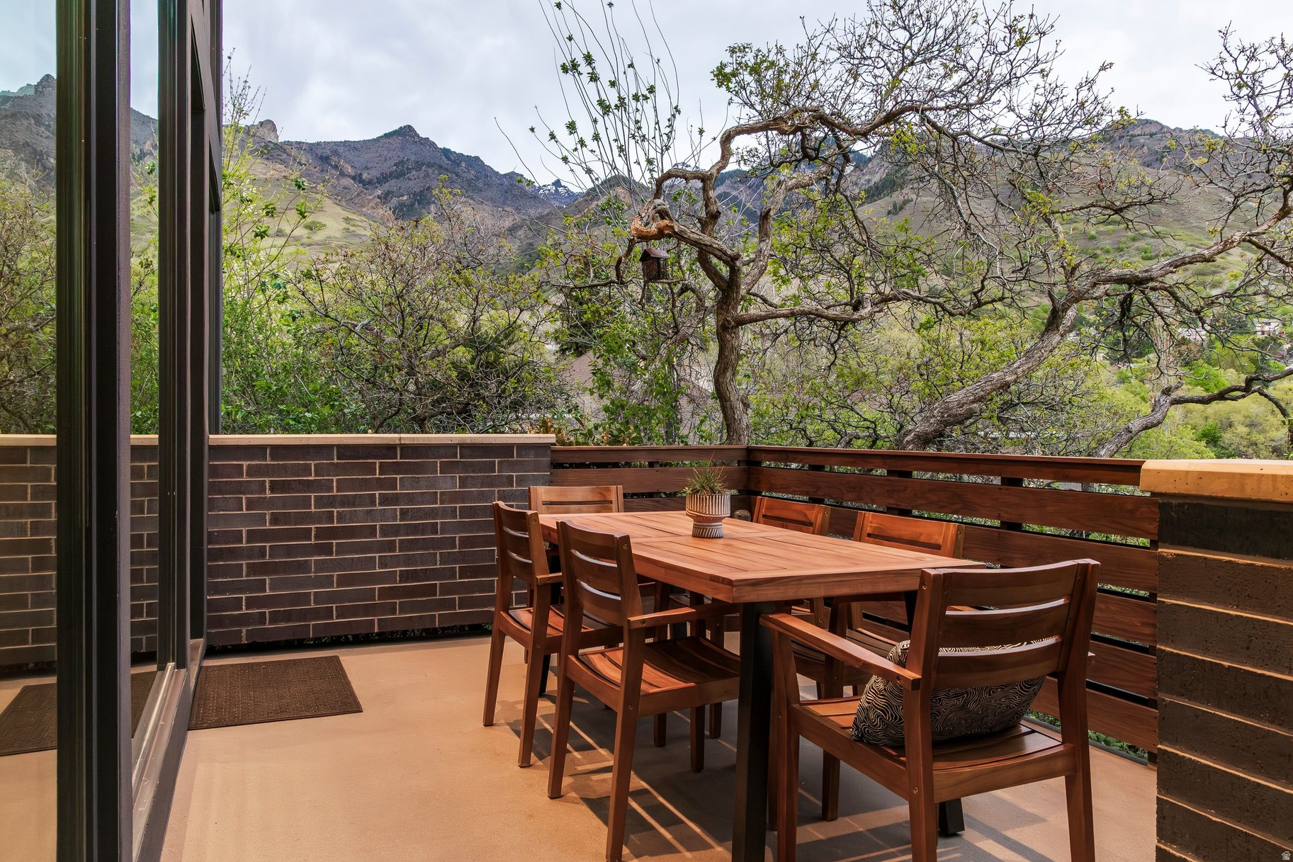 HIDDEN OAKS - Residential