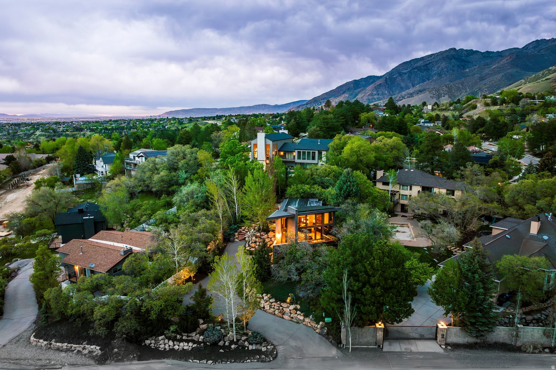 HIDDEN OAKS - Residential