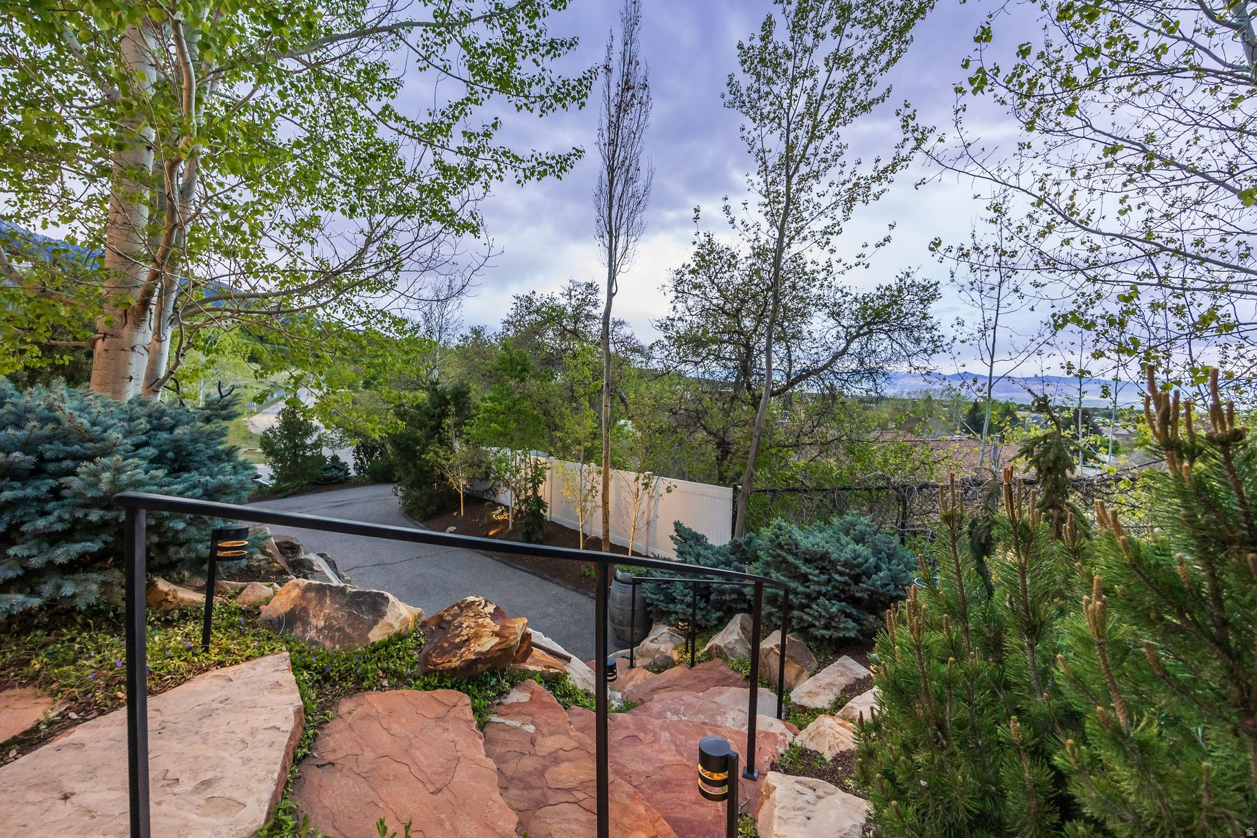 HIDDEN OAKS - Residential