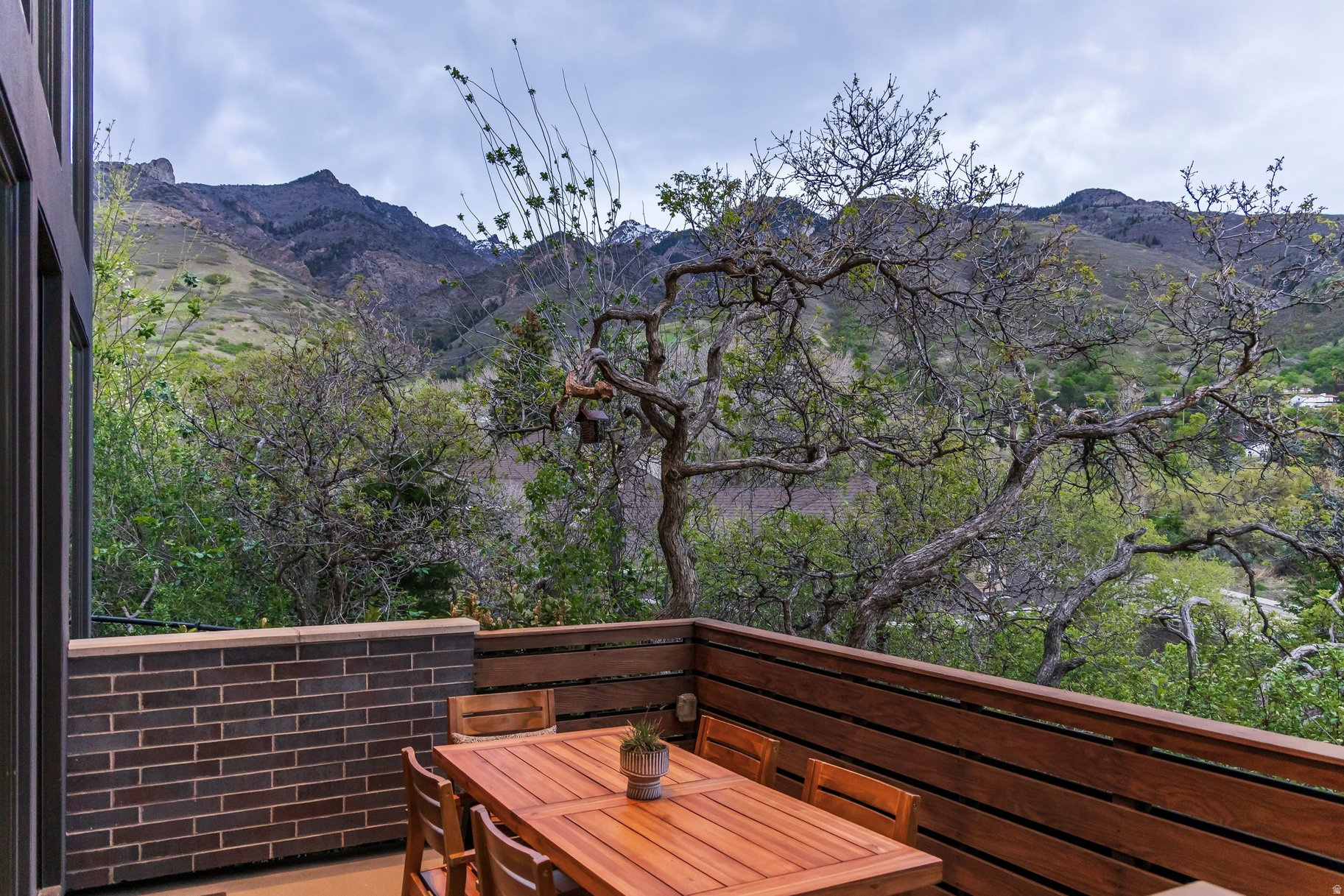 HIDDEN OAKS - Residential