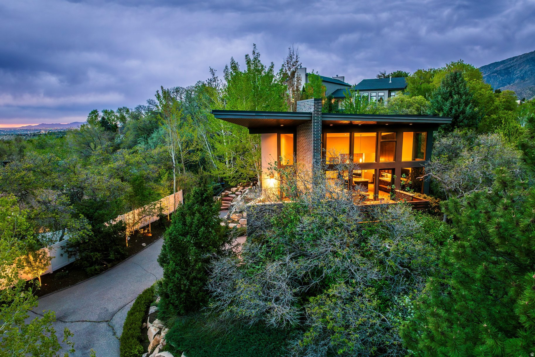 HIDDEN OAKS - Residential