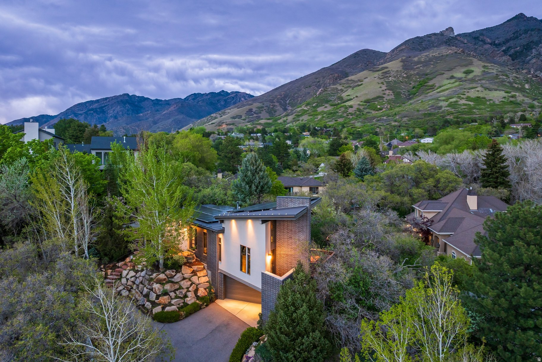 HIDDEN OAKS - Residential