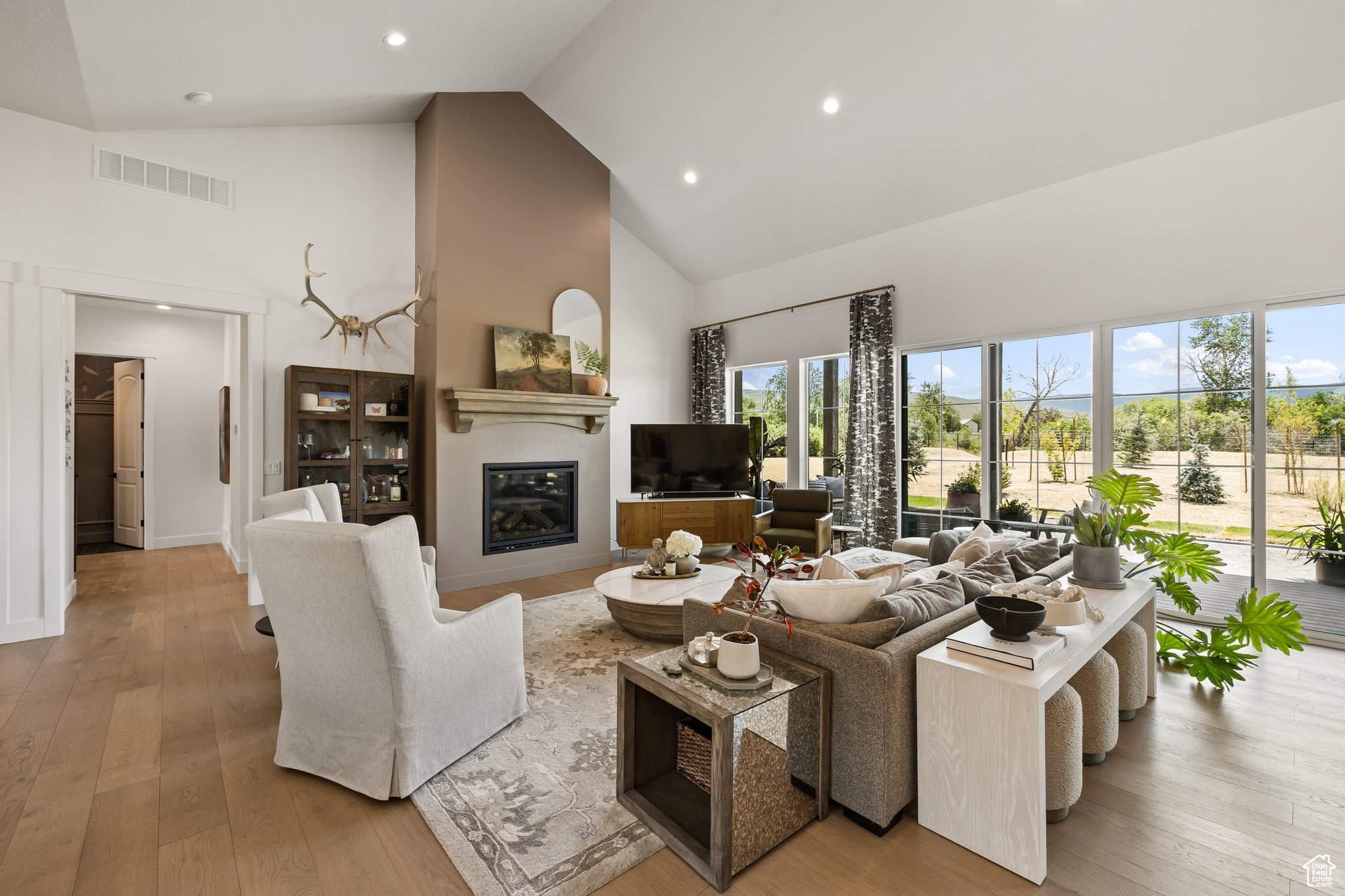 LAKE CRE - Residential