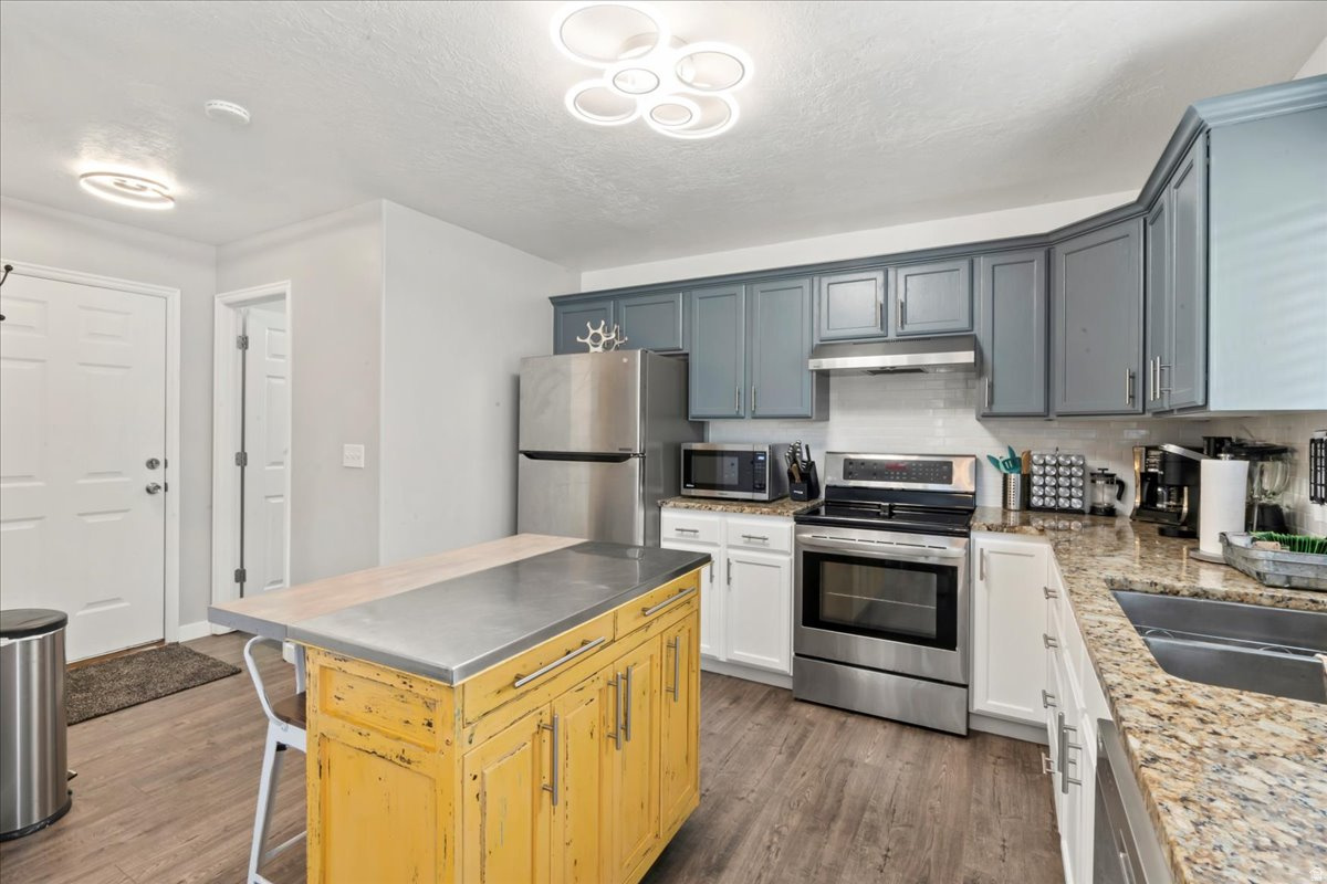 FREEMONT SPRINGS - Residential