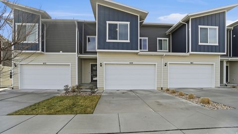 Photo of 959 W LUCKY CLOVER DR, Saratoga Springs, UT 84045 (MLS # 2137425)