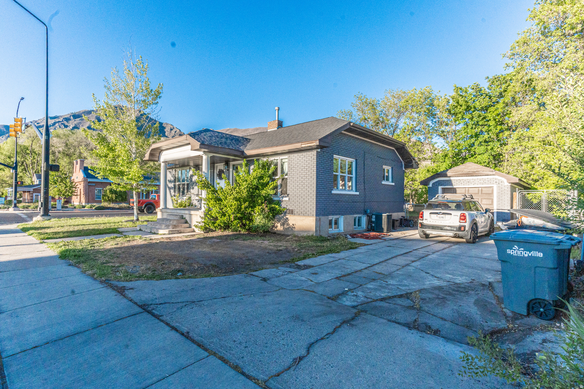 Main image without alt text