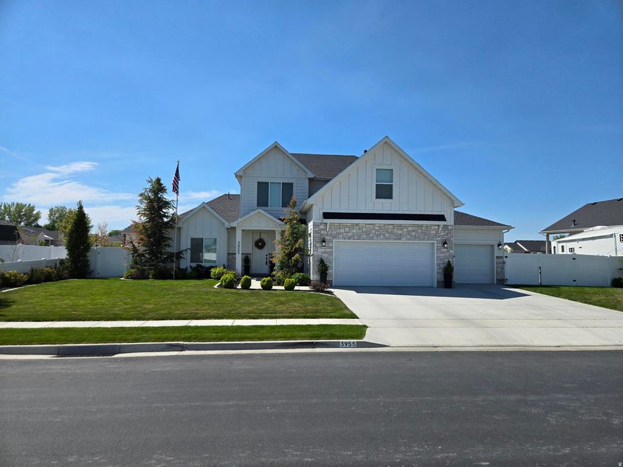 WOW, curb appeal throughout, must see this home, fun floor plan w/22ft vaulted ceiling, friendly nieghborhood, great people. Pinterest designs, great colors for decorating, move right in. Storage room in the garage, walk-in pantry. Fenced yard and fenced in garden and fruit trees. Potential smart home