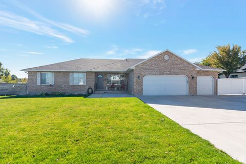 Photo of 2439 W BRIDLE OAK DR, South Jordan, UT 84095 (MLS # 2118763)