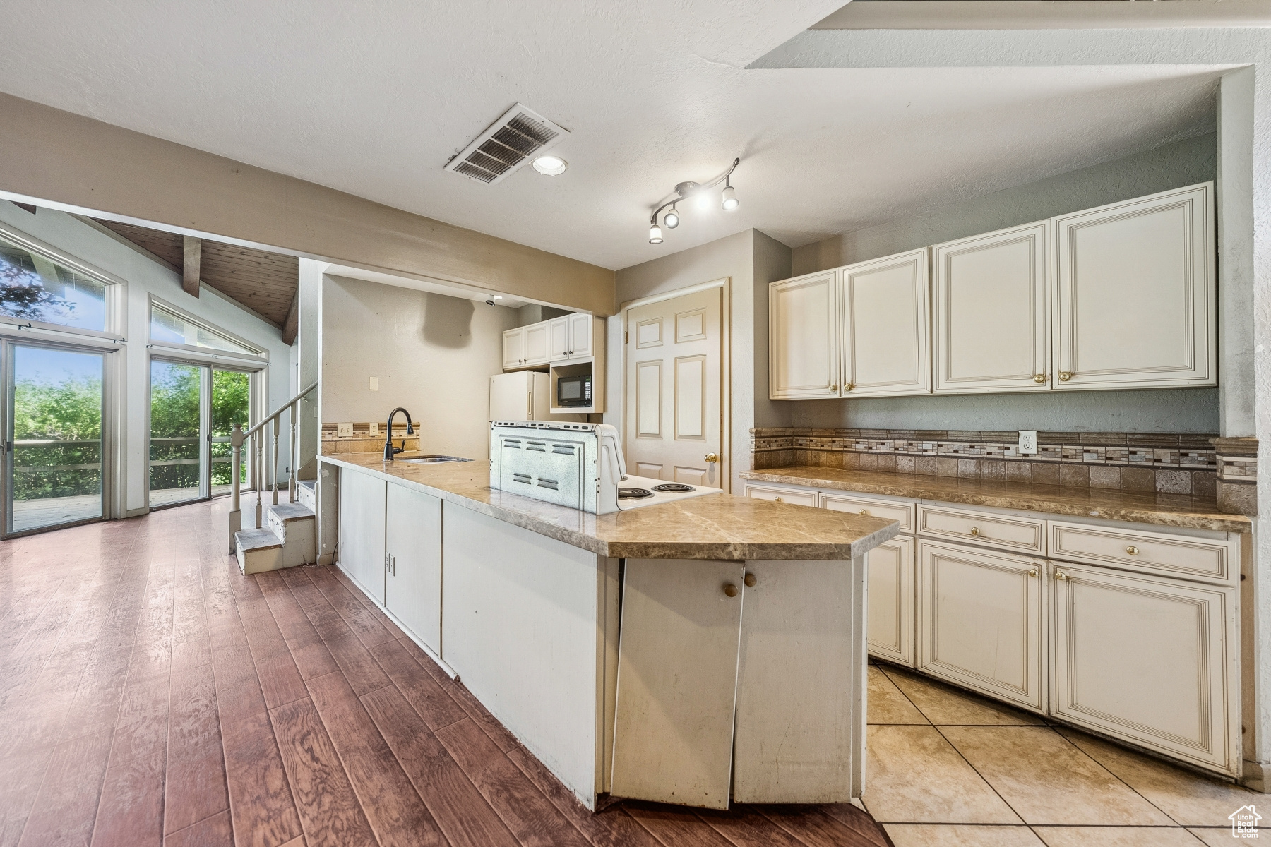 Park City, Utah 84060, United States, 1 Bedroom Bedrooms, ,3 BathroomsBathrooms,Residential,Pending,180253