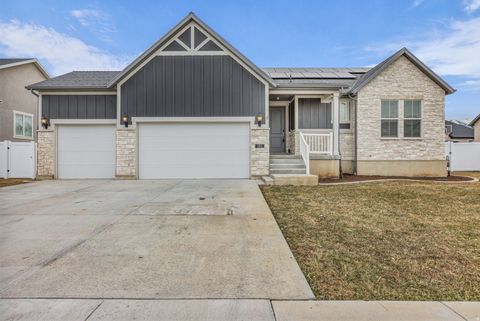 Photo of 583 S ALBERTA SPRUCE DR, Layton, UT 84041 (MLS # 2133675)