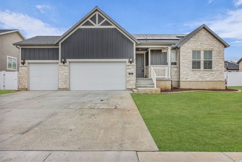 Photo of 583 S ALBERTA SPRUCE DR, Layton, UT 84041 (MLS # 2133675)