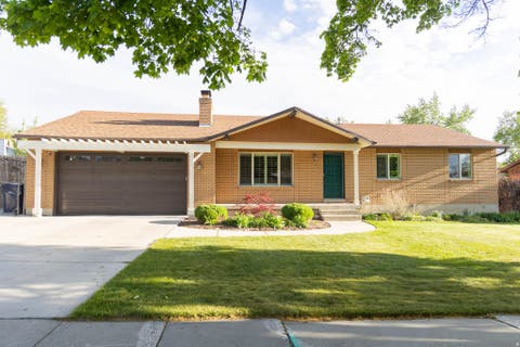 Homes For Sale - 218 E Golden Willow Cir<br/> Sandy, UT 84070