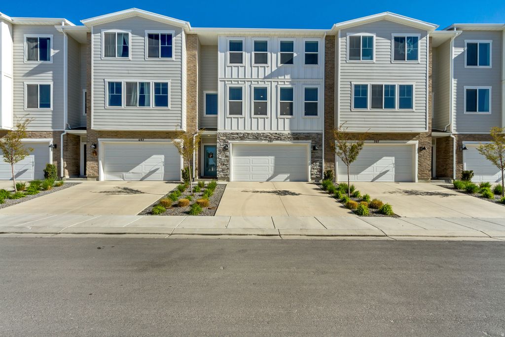 Photo of 701 E GARDEN GROVE DR, Eagle Mountain, UT 84005 (MLS # 2153970)