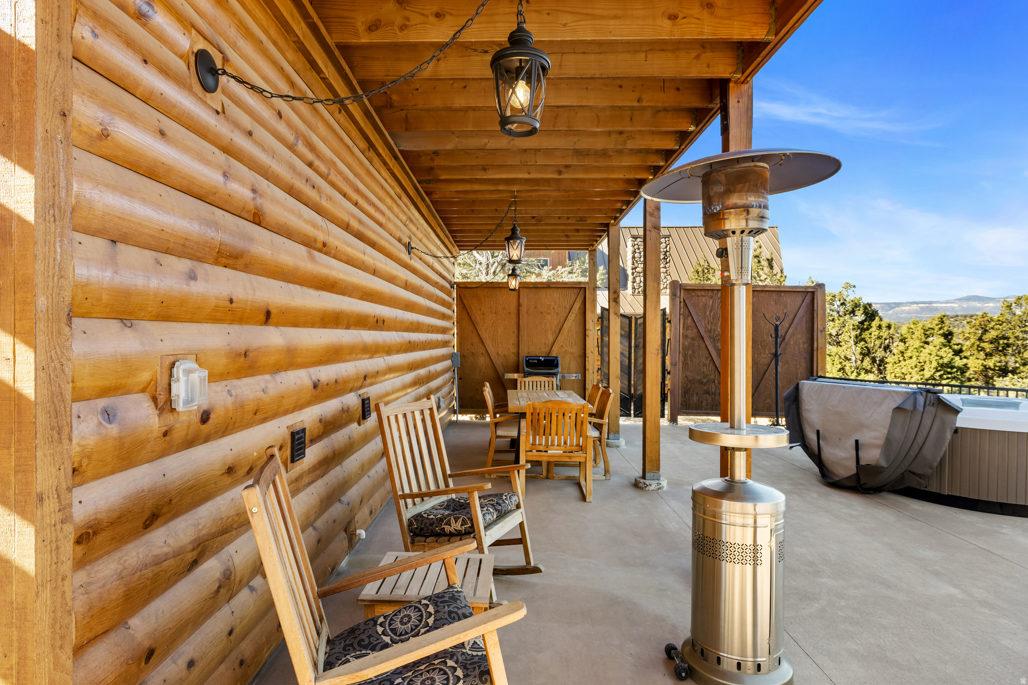 QUARTER CIRCLE H - Residential