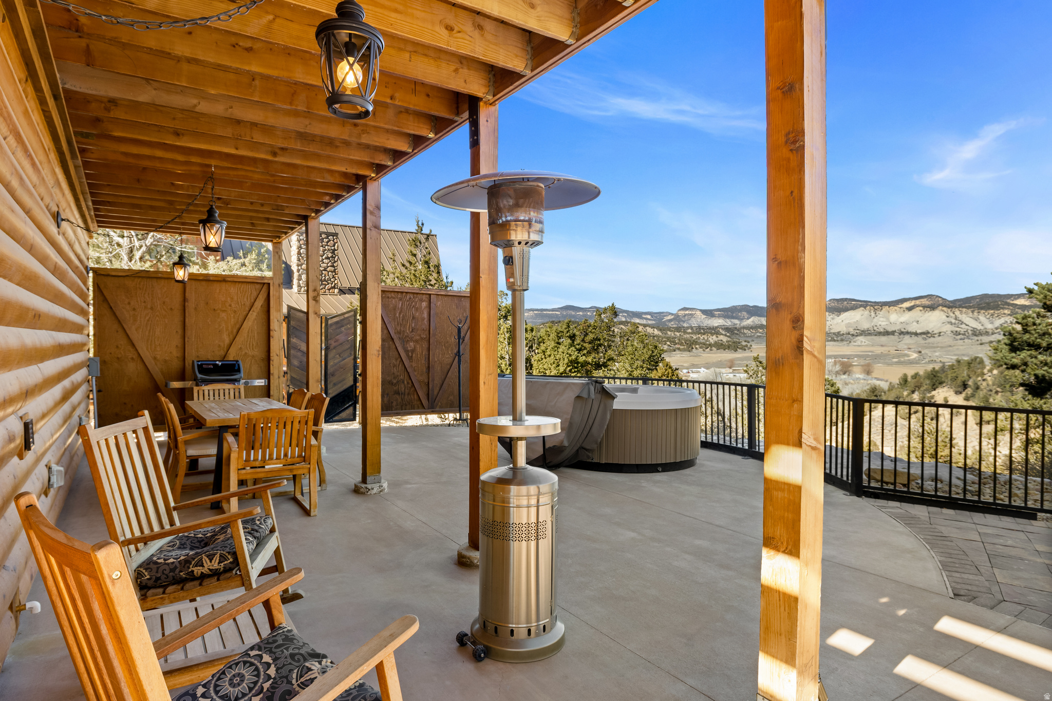 QUARTER CIRCLE H - Residential