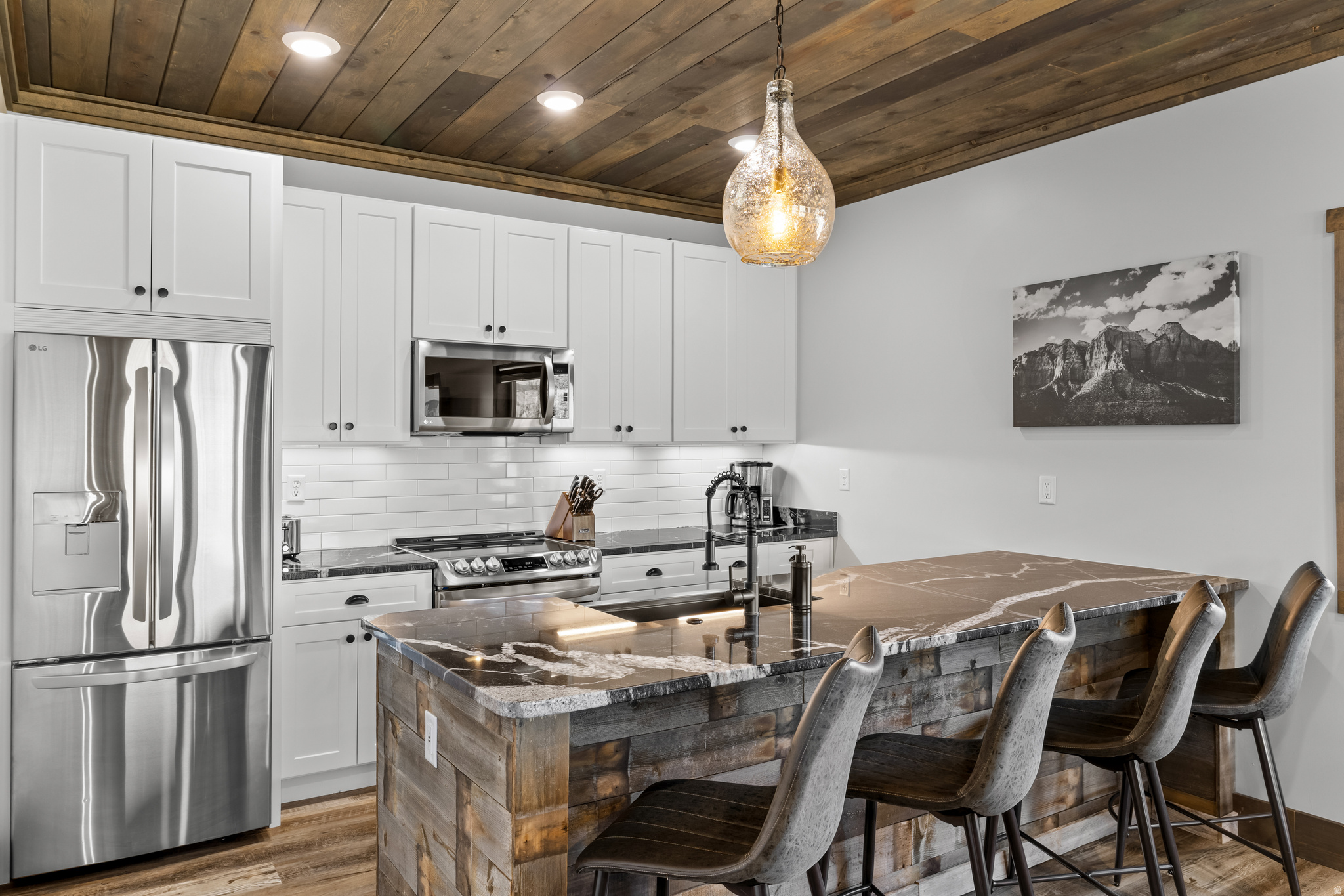 QUARTER CIRCLE H - Residential