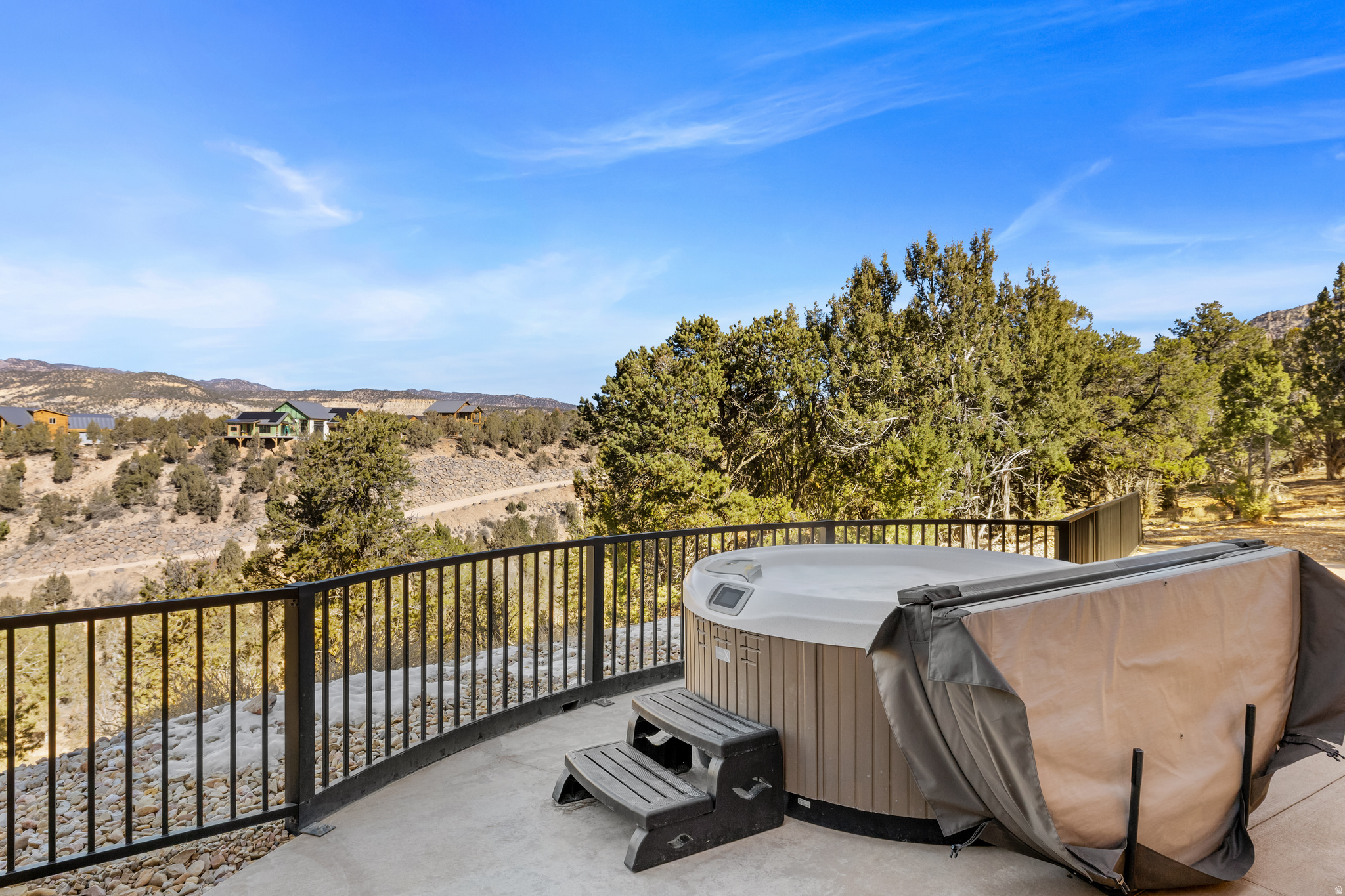 QUARTER CIRCLE H - Residential