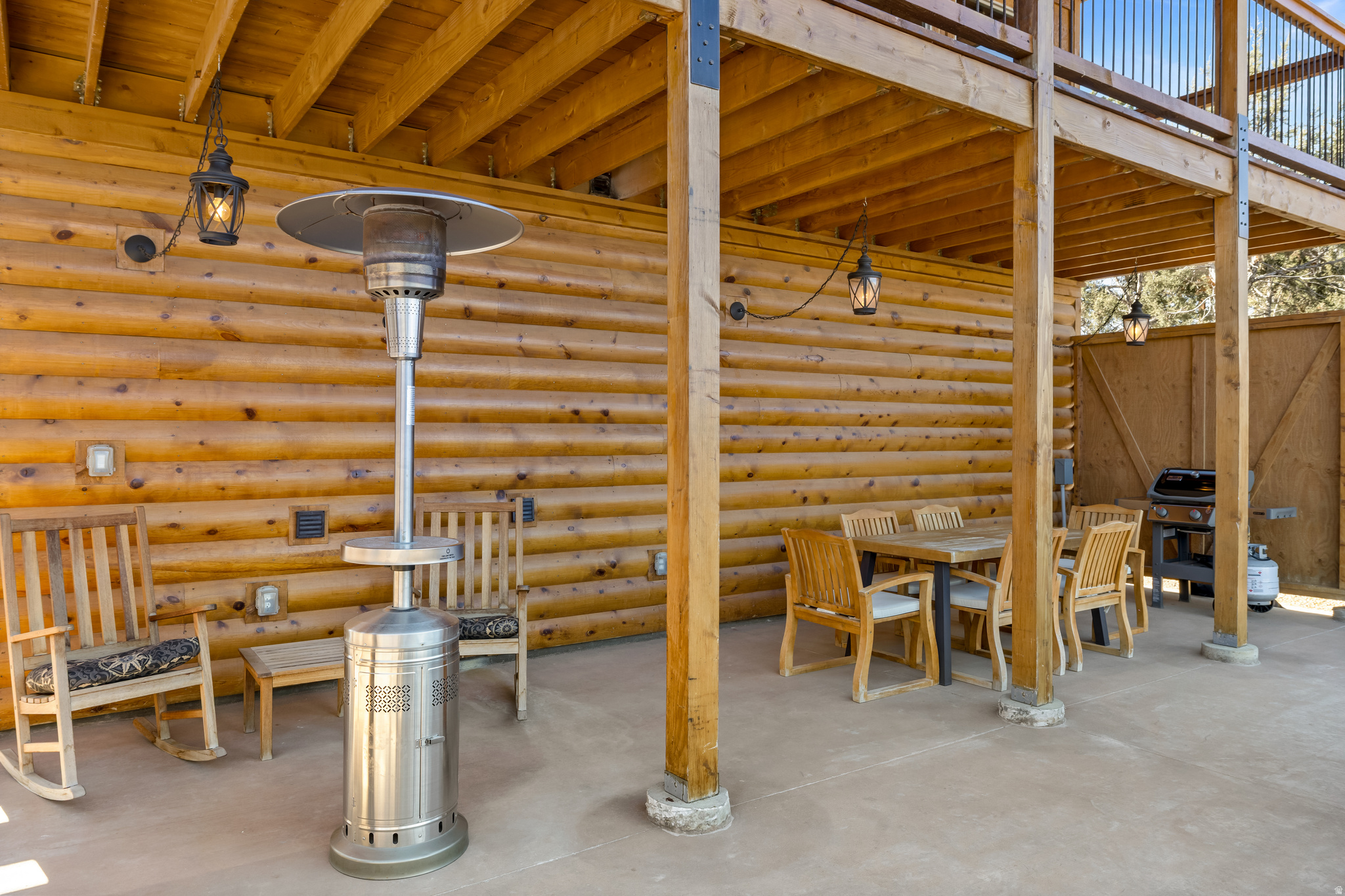 QUARTER CIRCLE H - Residential