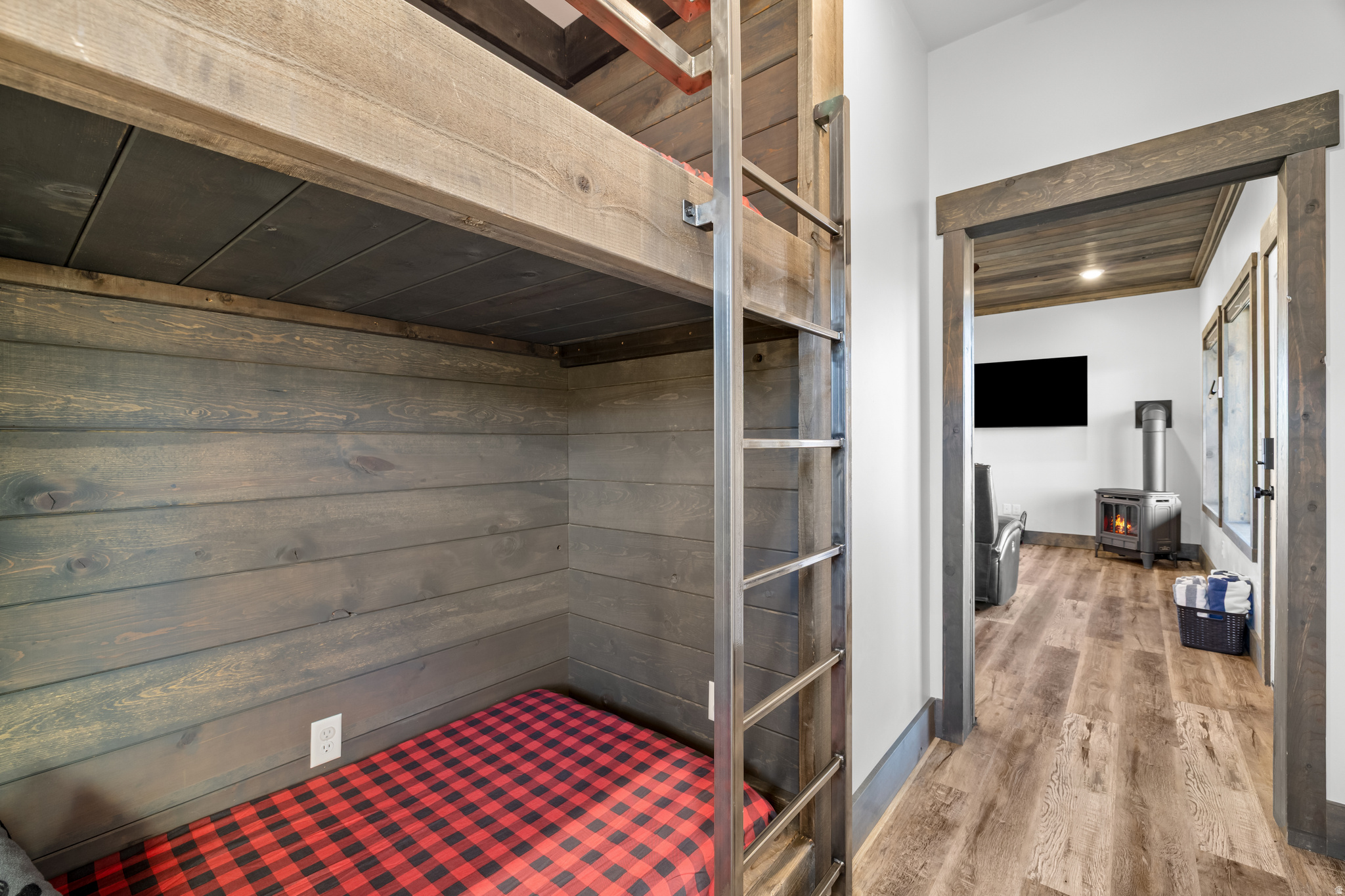 QUARTER CIRCLE H - Residential