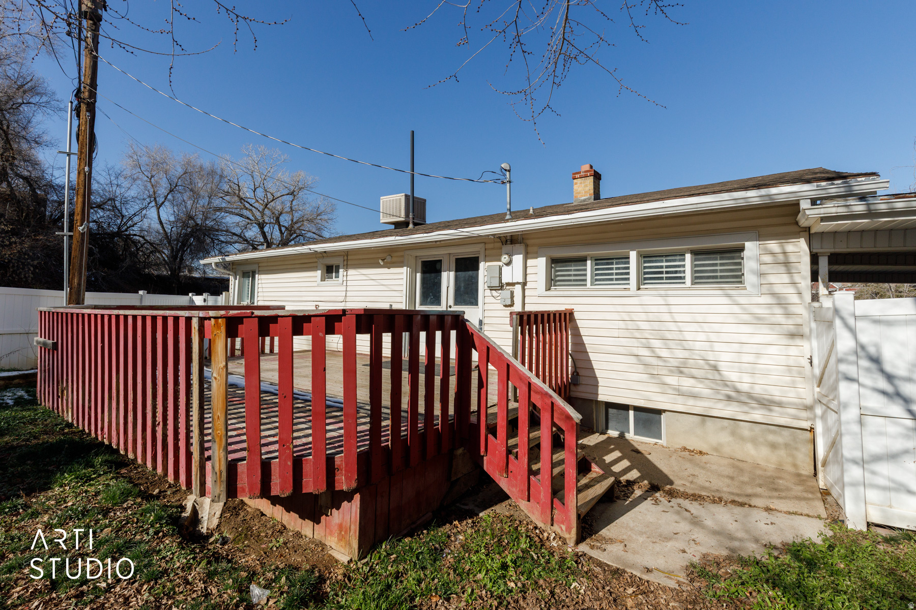 Main image without alt text