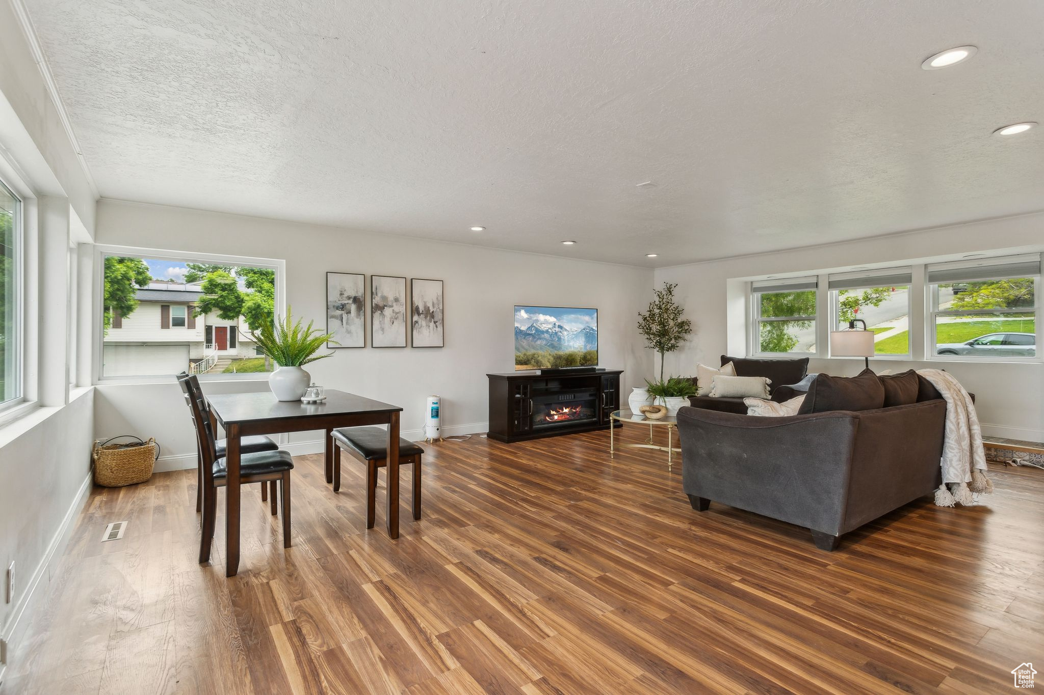 Sandy, Utah 84094, United States, 5 Bedrooms Bedrooms, ,3 BathroomsBathrooms,Residential,Pending,133357