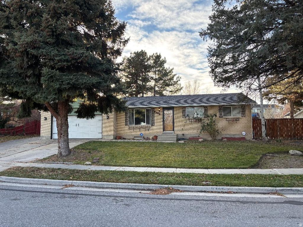 Photo of 5346 S QUEENSWOOD DR, Taylorsville, UT 84129 (MLS # 2125976)