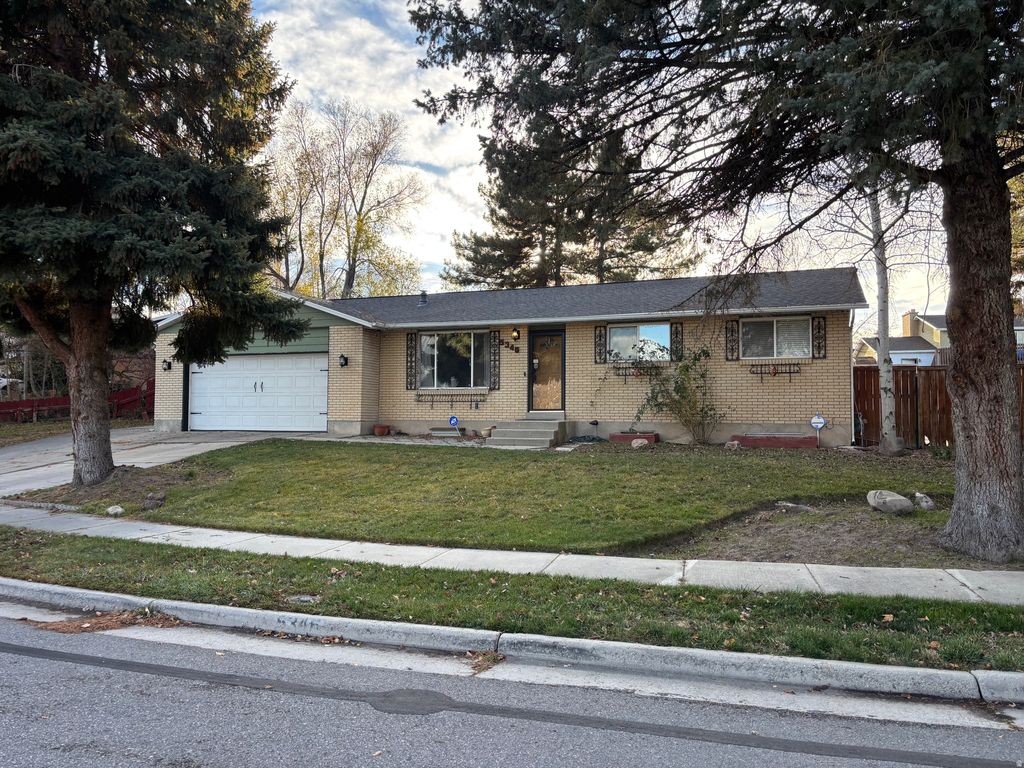 Photo of 5346 S QUEENSWOOD DR, Taylorsville, UT 84129 (MLS # 2125976)