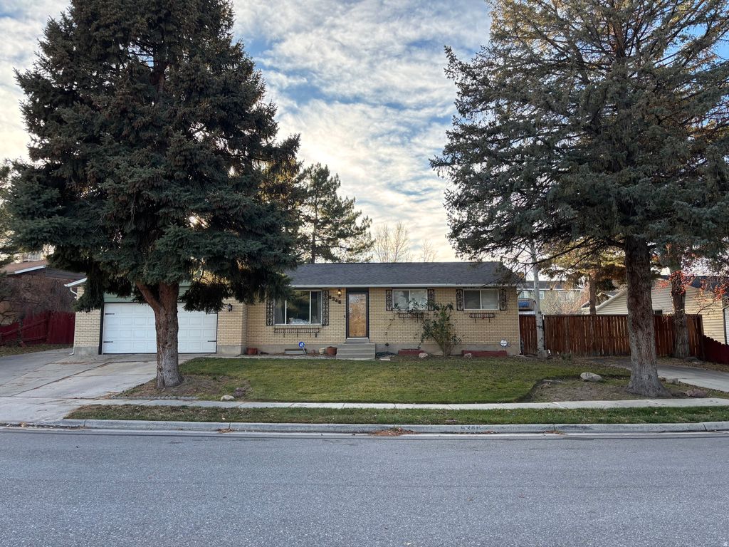 Photo of 5346 S QUEENSWOOD DR, Taylorsville, UT 84129 (MLS # 2125976)