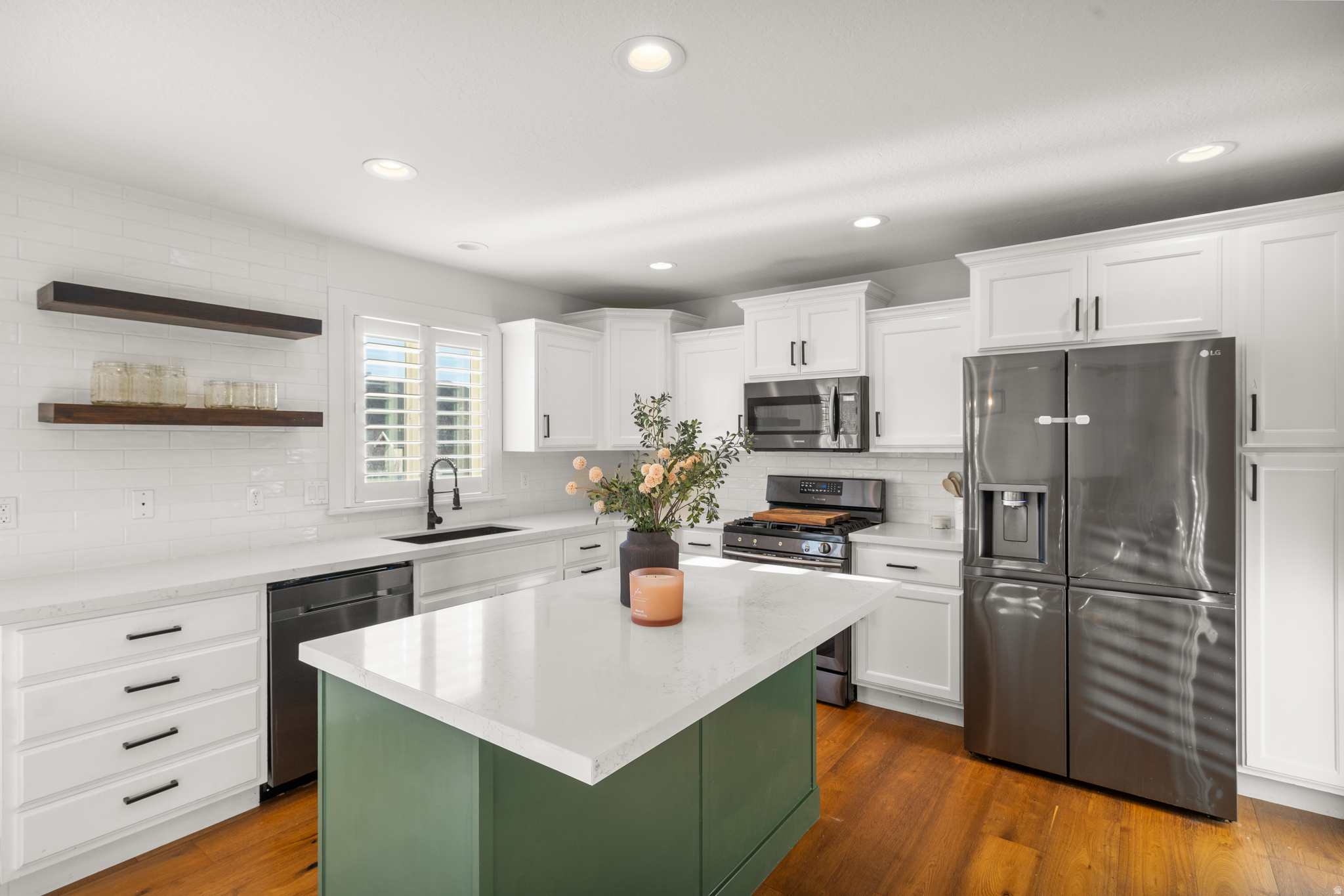 BRIDGEWAY ISLAND - Residential