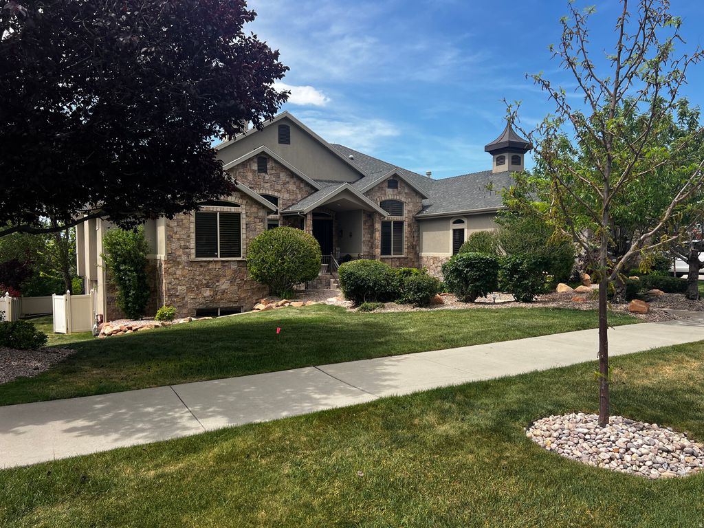 Photo of 513 E SOUTHFORK DR, Draper, UT 84020 (MLS # 2157659)