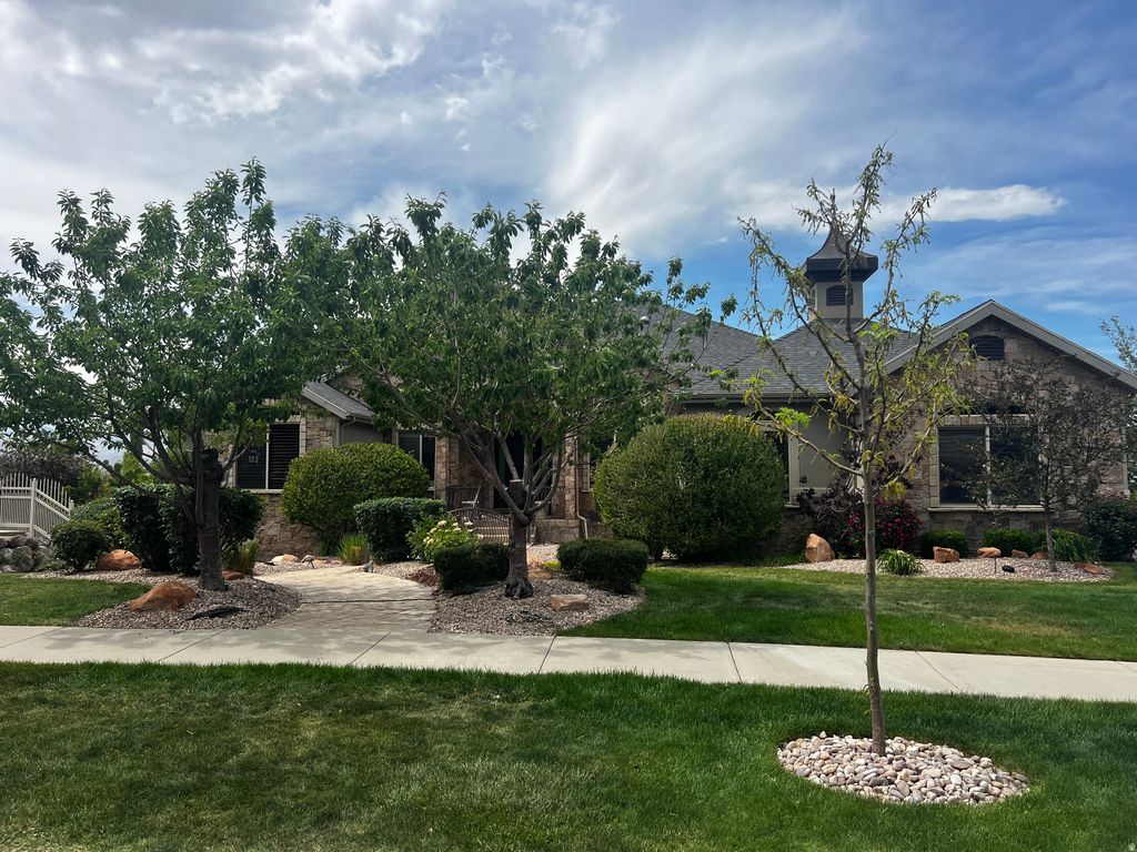 Photo of 513 E SOUTHFORK DR, Draper, UT 84020 (MLS # 2157659)