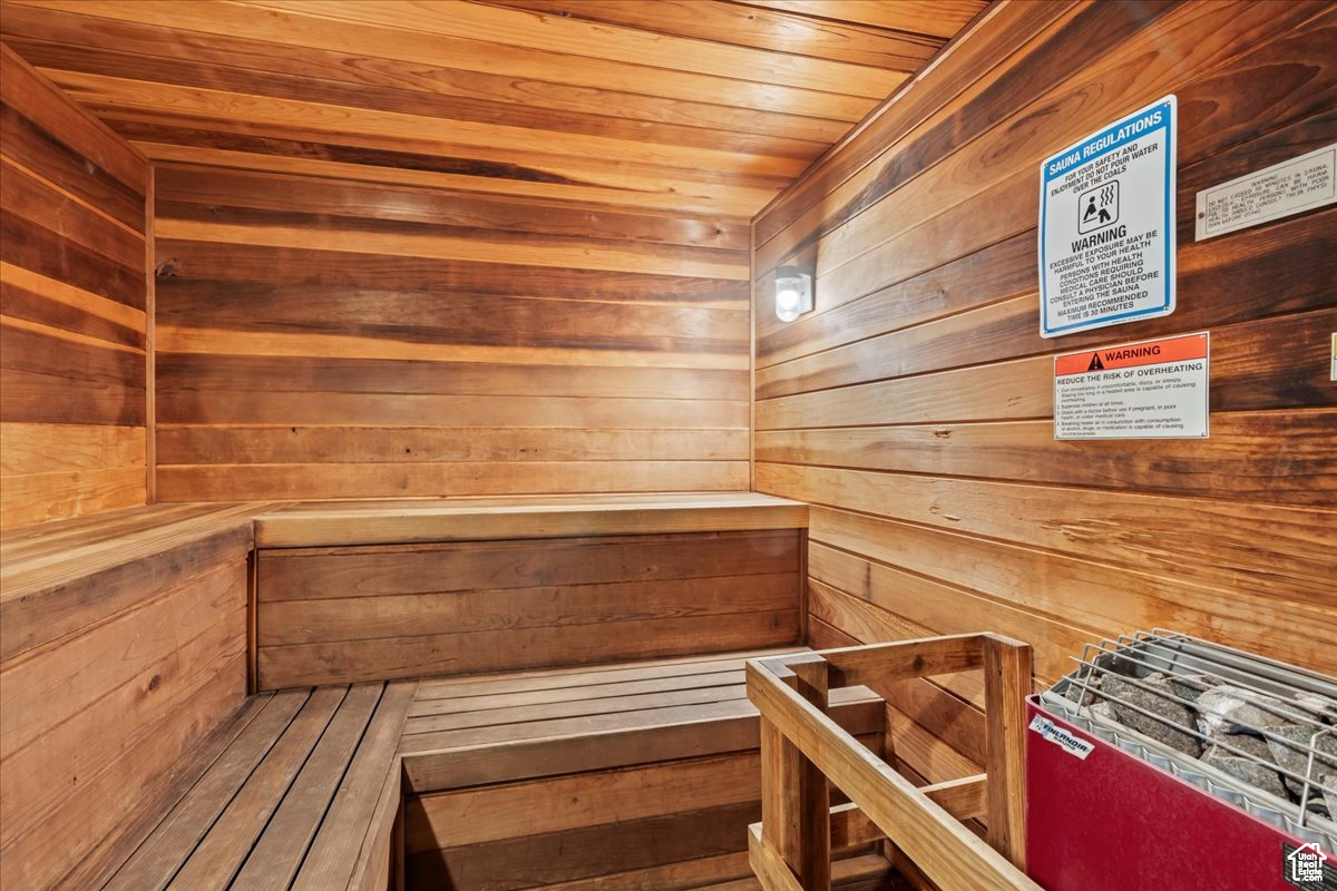 AMERICAN TOWERS NORTH TOWER - Residential